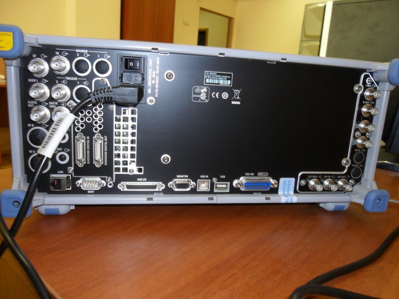 Файл:20111103 SMU200A 104558 back.JPG
