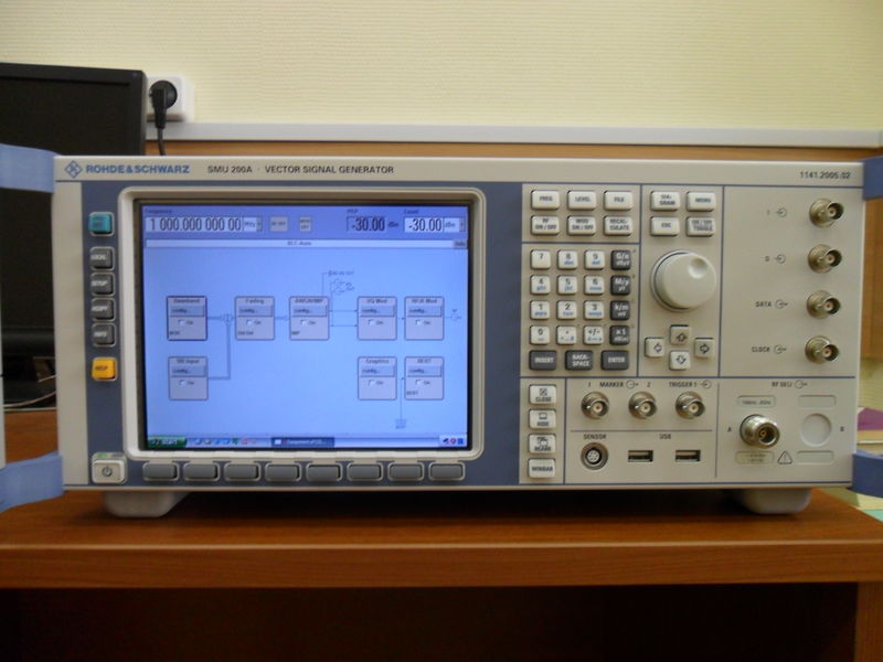 Файл:20111103 SMU200A 104558 front.JPG